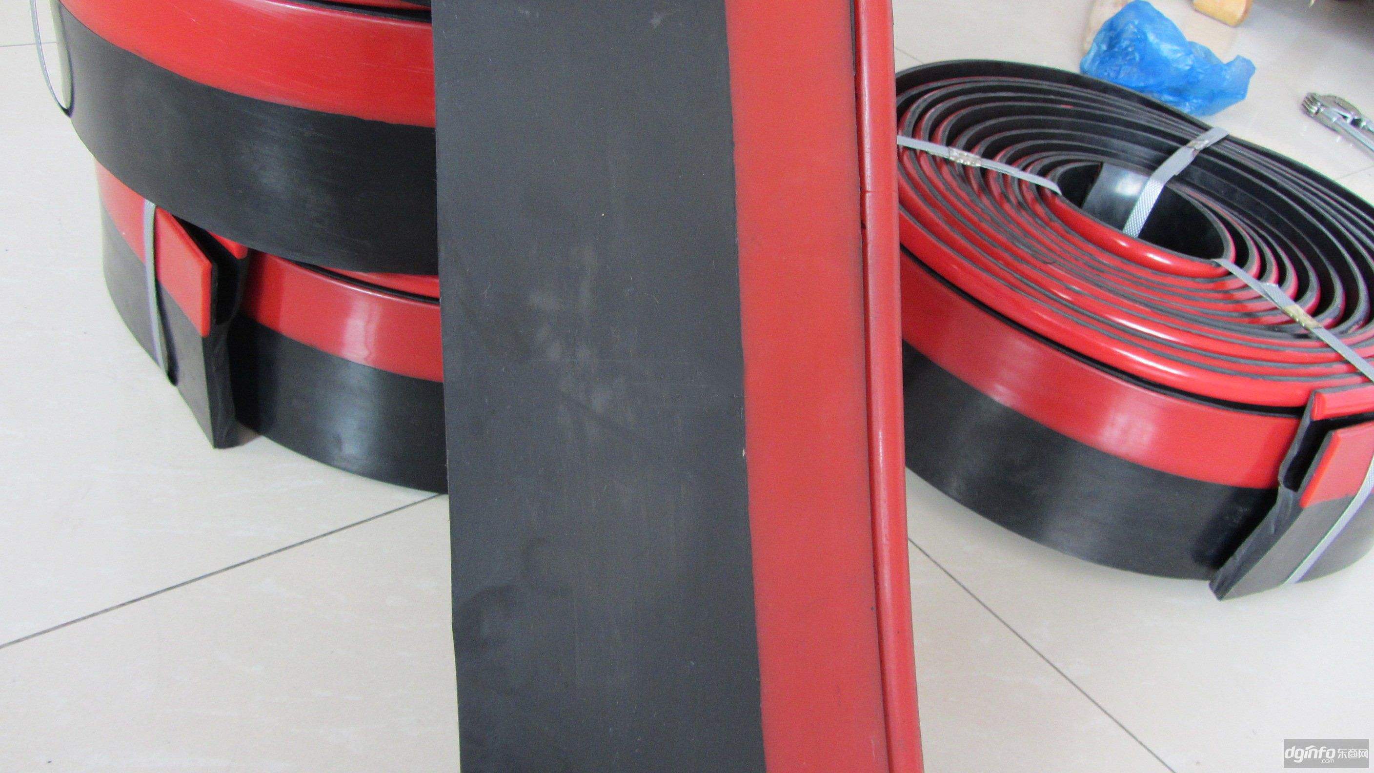 輸煤導(dǎo)料槽使用:防溢裙板安裝及維護(hù)(人字型)-濟(jì)寧國龍總經(jīng)銷