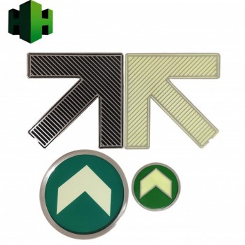 貴陽3號線地鐵屏蔽門指示箭頭，自發光不銹鋼標識，上下車箭頭